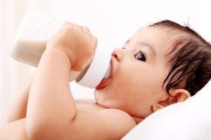Dinh dưỡng cho trẻ sơ sinh trong 6 tháng đầu đời