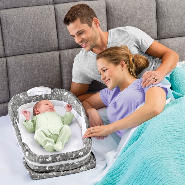 Trẻ từ 1 đến 2 tuổi ngủ trong một chiếc cũi an toàn