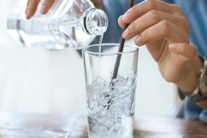 Sau sinh bao lâu được uống nước đá