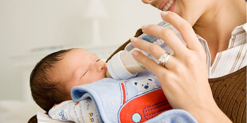 Cho trẻ sơ sinh ăn sữa ngoài kết hợp với sữa mẹ có tốt không?