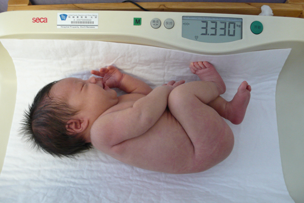Sinh con cân nặng bao nhiêu là chuẩn?